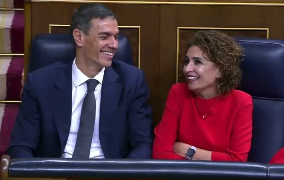 Por encima de cualquier discrepancia, hoy era un pleno para dar explicaciones de la tragedia de Adamuz, y esta imagen, con el presidente y la vicepresidenta del gobierno, partiéndose la caja con esas risitas, es como poco, indecente 😰

Dan auténtico asco 🤮
Así, no.