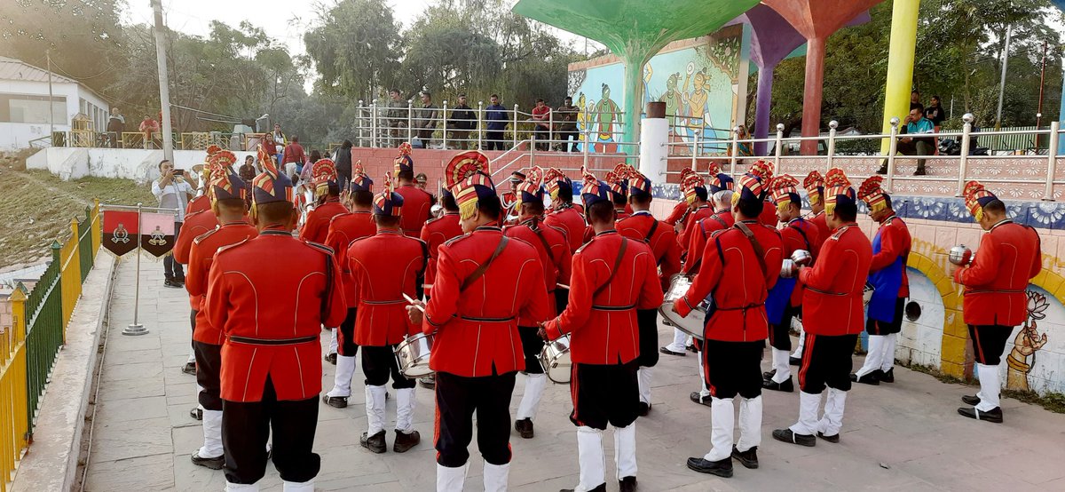 माघ मेला–2026 प्रयागराज में आज दिनांक 11.02.2026 को सेनानायक श्री सर्वेश कुमार मिश्र (आईपीएस) के कुशल निर्देशन में चतुर्थ वाहिनी पीएसी एवं 42वीं वाहिनी पीएसी के संयुक्त बैंड द्वारा सरस्वती घाट संगम प्रयागराज स्थल पर बैंड वादन किया गया। <a href="/adgpacup/">ADG PAC UP</a> <a href="/DigKanpur/">DIG PAC KANPUR</a> <a href="/Uppolice/">UP POLICE</a> <a href="/UPGovt/">Government of UP</a>