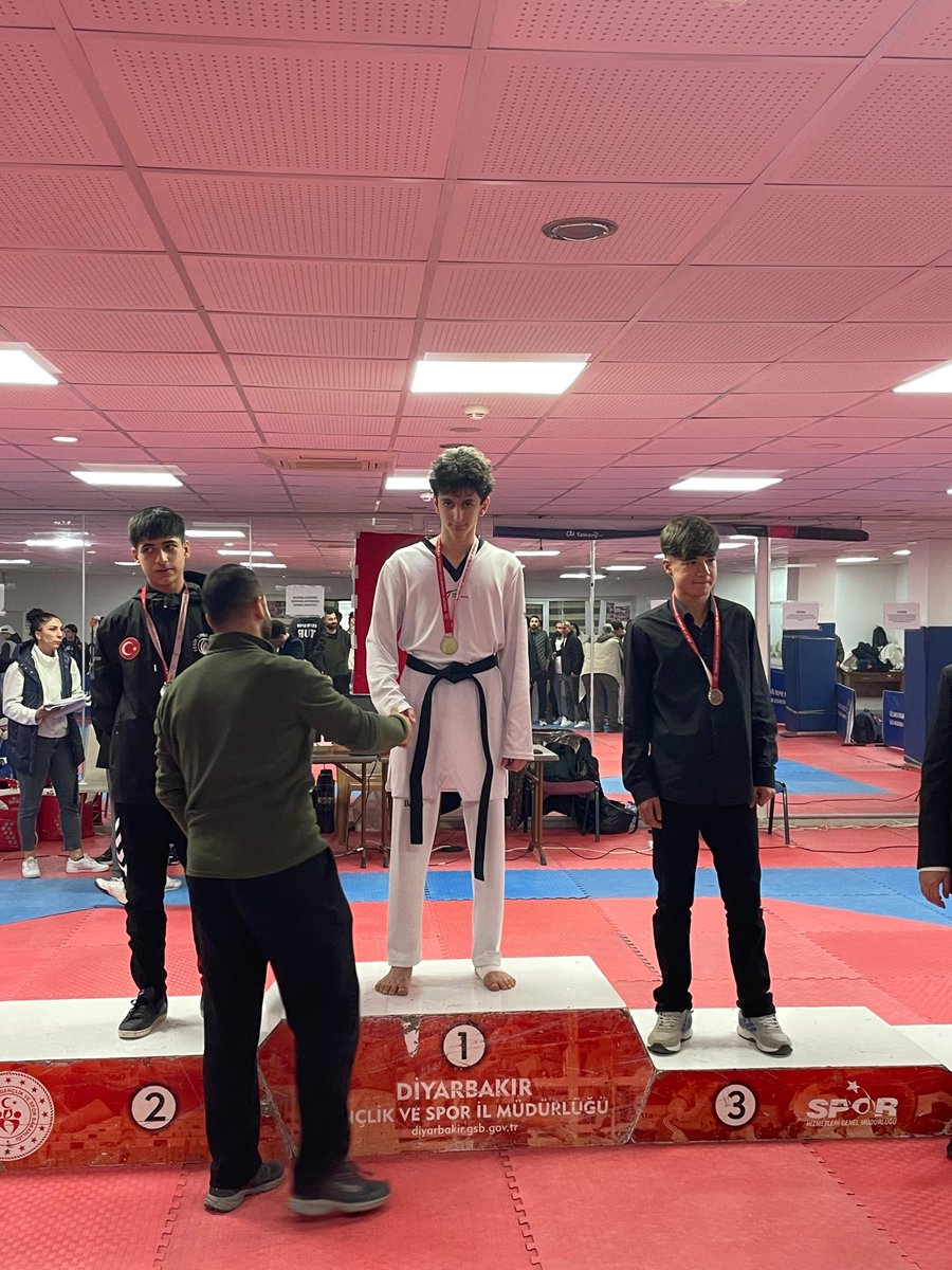 svaafl's tweet photo. Okulumuz öğrencilerinden Ömür Mirhan Aydın, Taekwondo İl Şampiyonası’nda birinci olarak önemli bir başarı elde etmiştir. Öğrencimizi tebrik ediyor, başarılarının devamını diliyoruz. 👏

@vali_zorluoglu 
@dbakirvalilik 
@sadoglu_salih 
@Diyarbakirmem 
@ErnezDemir
@SurMilliEgitim https://t.co/V0sPGlgdYk