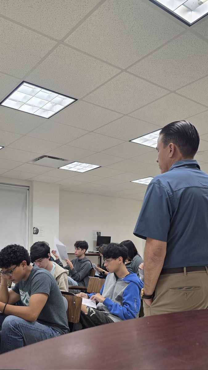 El programa de Football en la <a href="/uanl/">UANL</a> así funciona:
Estudiantes-atletas que SI son alumnos de la U y Coaches que son catedráticos.
El Doctor Antonio Zamora, HC de los <a href="/UANL_Autenticos/">Autenticos Tigres UANL</a>, impartiendo Física IV en <a href="/FIME_Oficial/">FIME UANL</a>.
Y así, casi todo el staff de coaches.