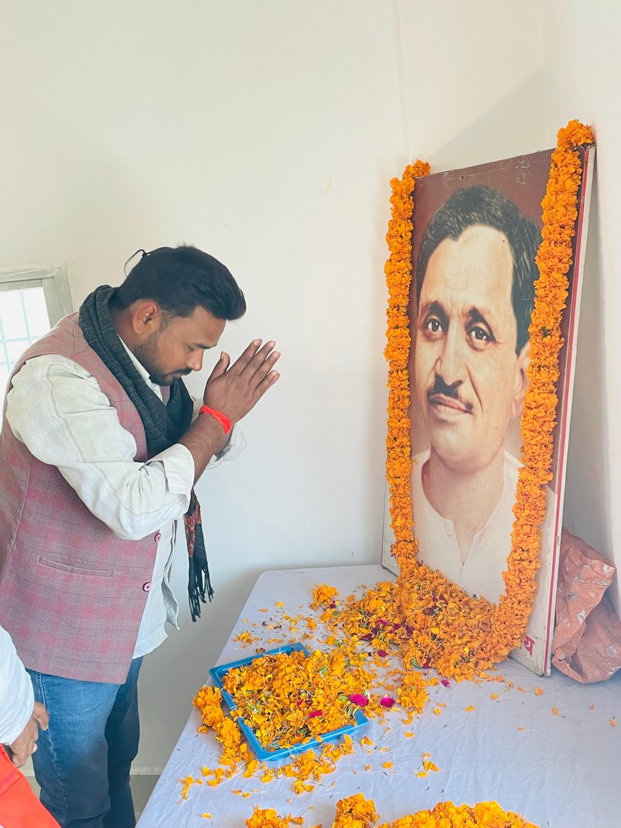 ChandanBjym51's tweet photo. आज कैमूर भाजपा जिला कार्यालय भभुआ में जनसंघ के संस्थापक श्रद्धेय पंडित दीनदयाल उपाध्याय जी की पुण्यतिथि पर श्रद्धा सुमन अर्पित कर समर्पण दिवस के रूप में मनाया गया!
जिसमें मुख्य अतिथि के रूप में भोजपुर जिला प्रभारी बड़े भाई राजेश सिन्हा जी उपस्थित रहे....
शत् शत् नमन 🙏💐💐 https://t.co/Ji25vp4EED