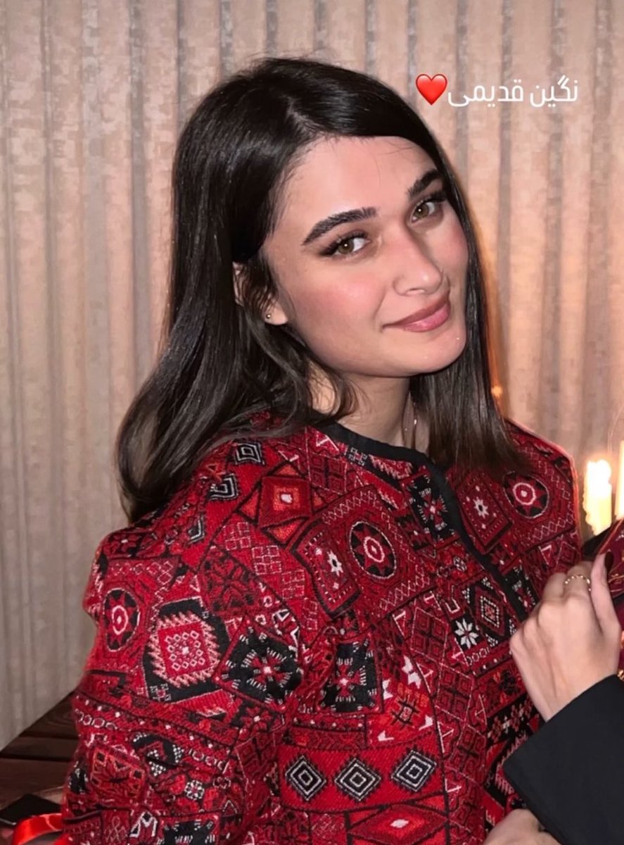 او فقط دختر بود، پناهِ پدر در خیابانِ هراس؛
اما گلوله، لالاییِ آخر را در آغوش پدر برایش خواند…
 #نگین_قدیمی