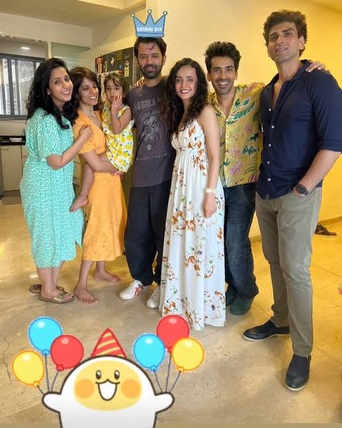 HarsZaya's tweet photo. Friends Like Family 🥹🤌🏻❤️🧿✨

#PackOfWolves
#BarunSobti 
#SanayaIrani https://t.co/oI9huoW8UF