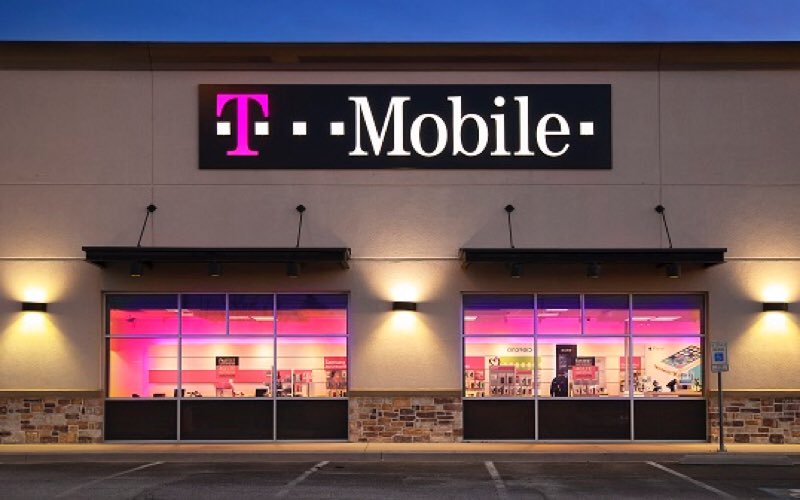 The_DailyGizmo's tweet image. 📶 Live translation on calls coming to T-Mobile which is currently in beta, register to test the new feature 

👉t-mobile.com/benefits/live-…

Sponsored by @BargainsCo
#tmobile #ai #news