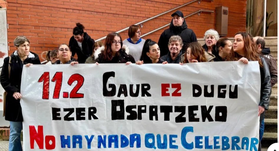 Protesta del personal de SOS DEIAK, ante su precaria situación laboral.