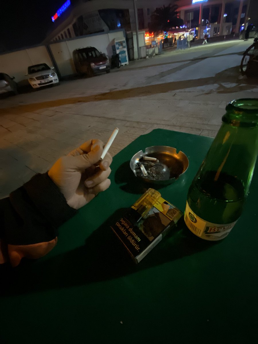 cami çıkışı cemaati beklemece. birazdan 4 tane dayıyla karşılıklı oturup çay içip yeni bakanları tartışacağız.