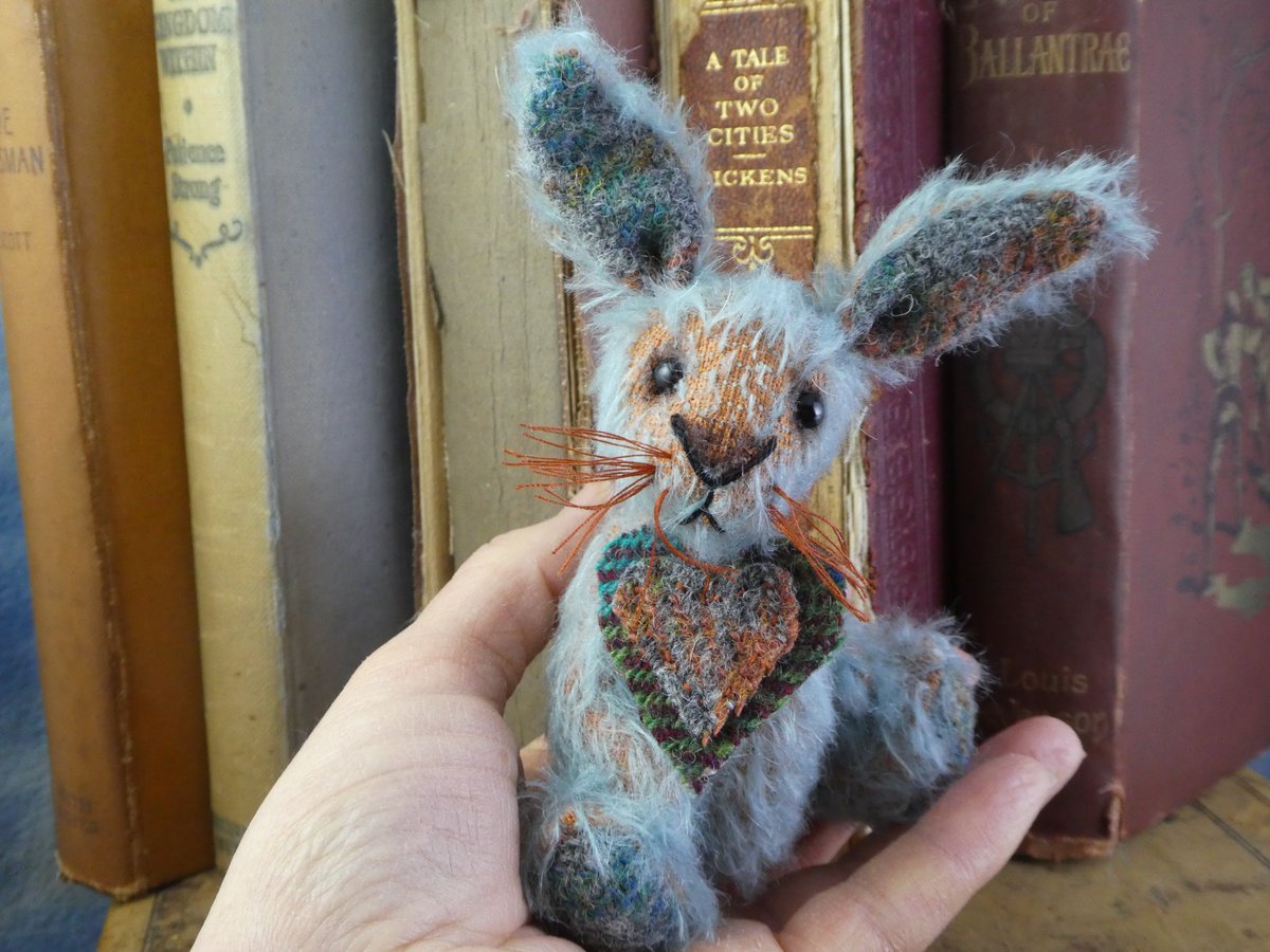 Thank you to everyone who suggested the Harris Tweed combinations! Here they are finished and ready to find homes ebay.us/m/o1o2sk
#BramberBears #ArtistBears #OOAK 💙💚💙