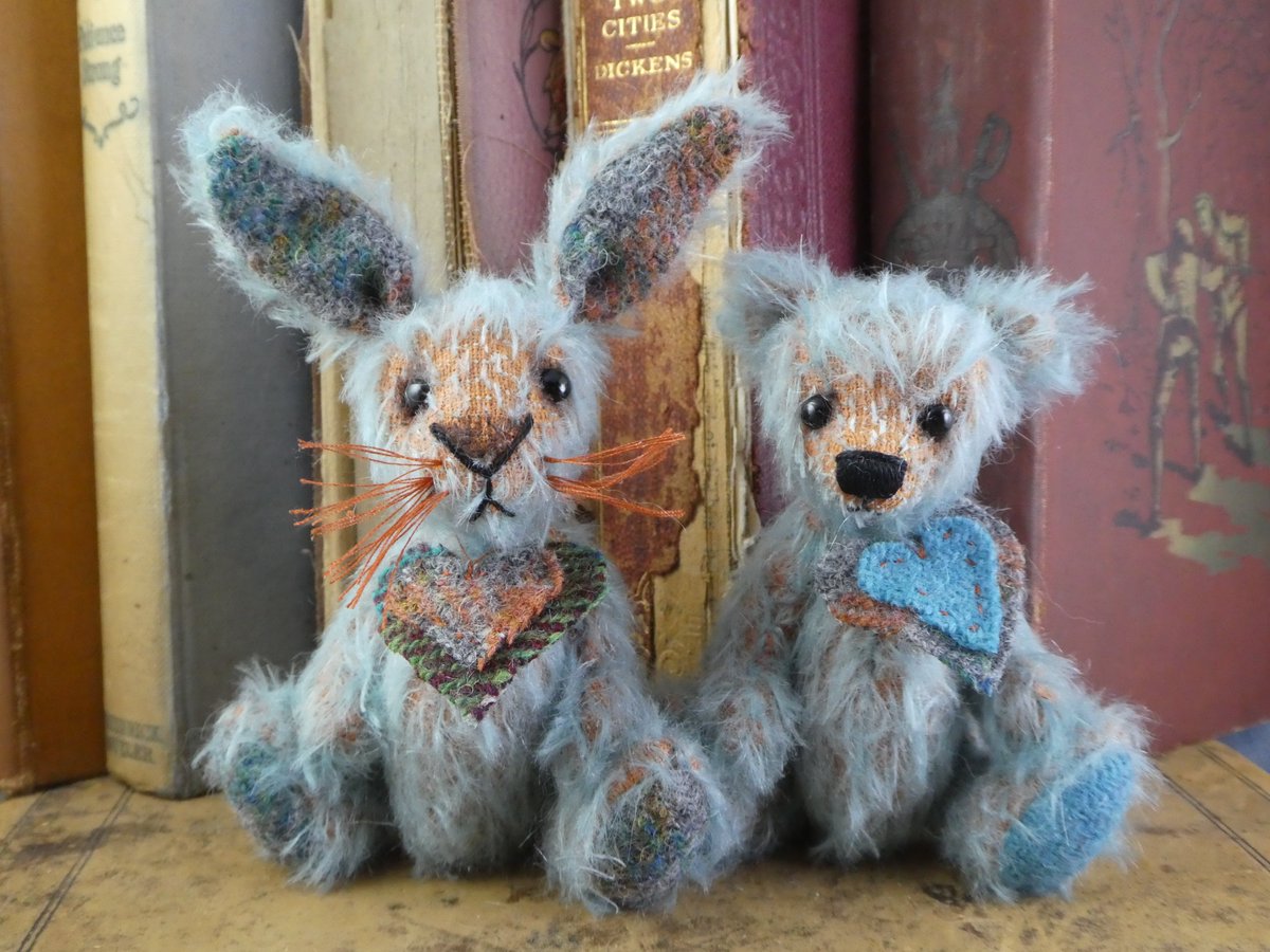 TheWordOfErynn's tweet photo. Thank you to everyone who suggested the Harris Tweed combinations! Here they are finished and ready to find homes https://t.co/5gah3t3Cr8
#BramberBears #ArtistBears #OOAK 💙💚💙 https://t.co/LjNF4Psvq3