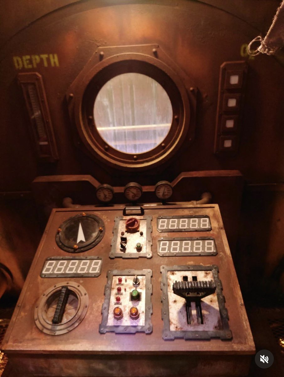 More shots of the sub for the artists wanting more sub references!

#IronLungSpoilers #IronLung