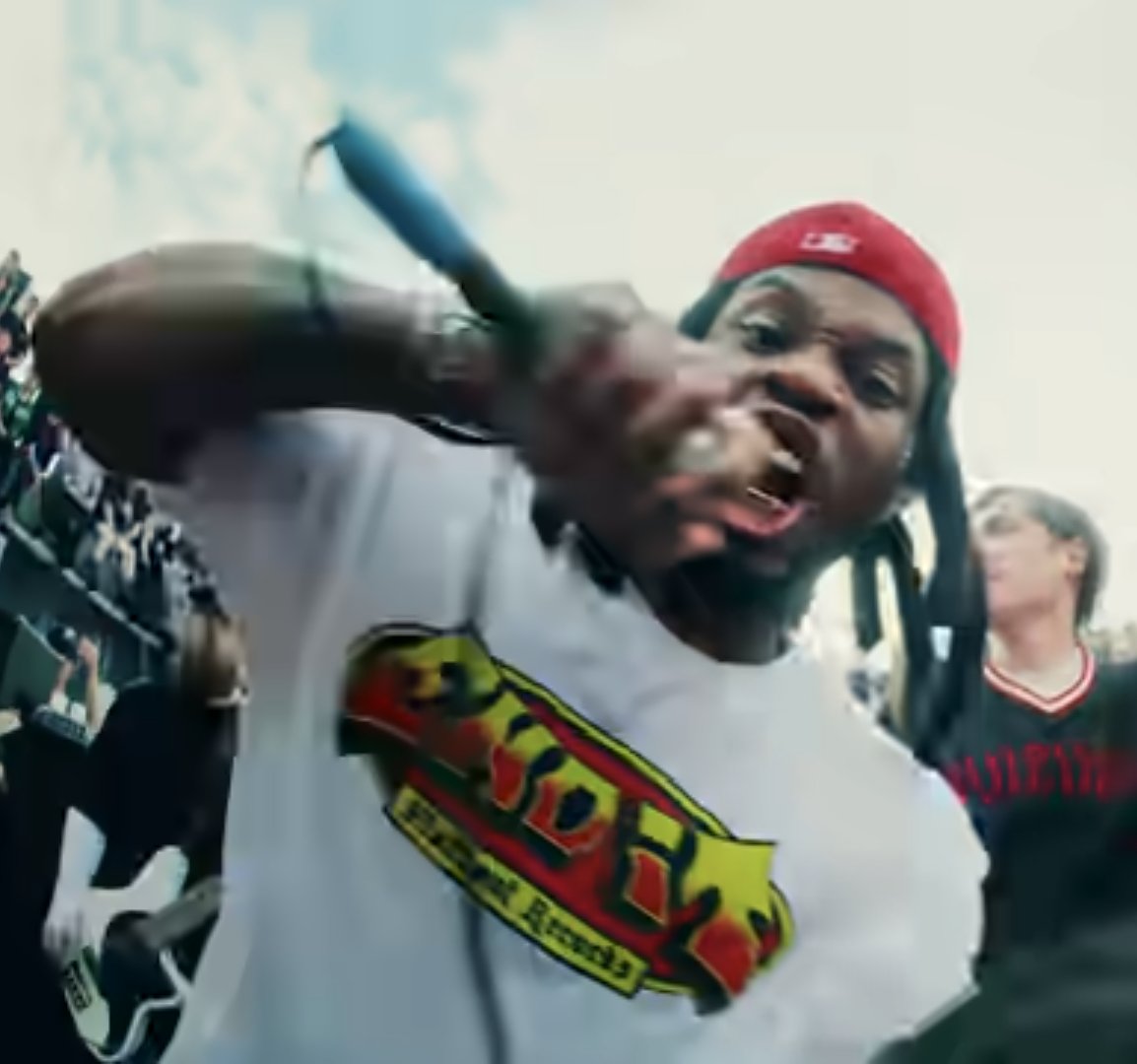 Denzel avec un casquette NY rouge à l'envers... Il savait qu'il mettait les pieds sur une terre sacrée