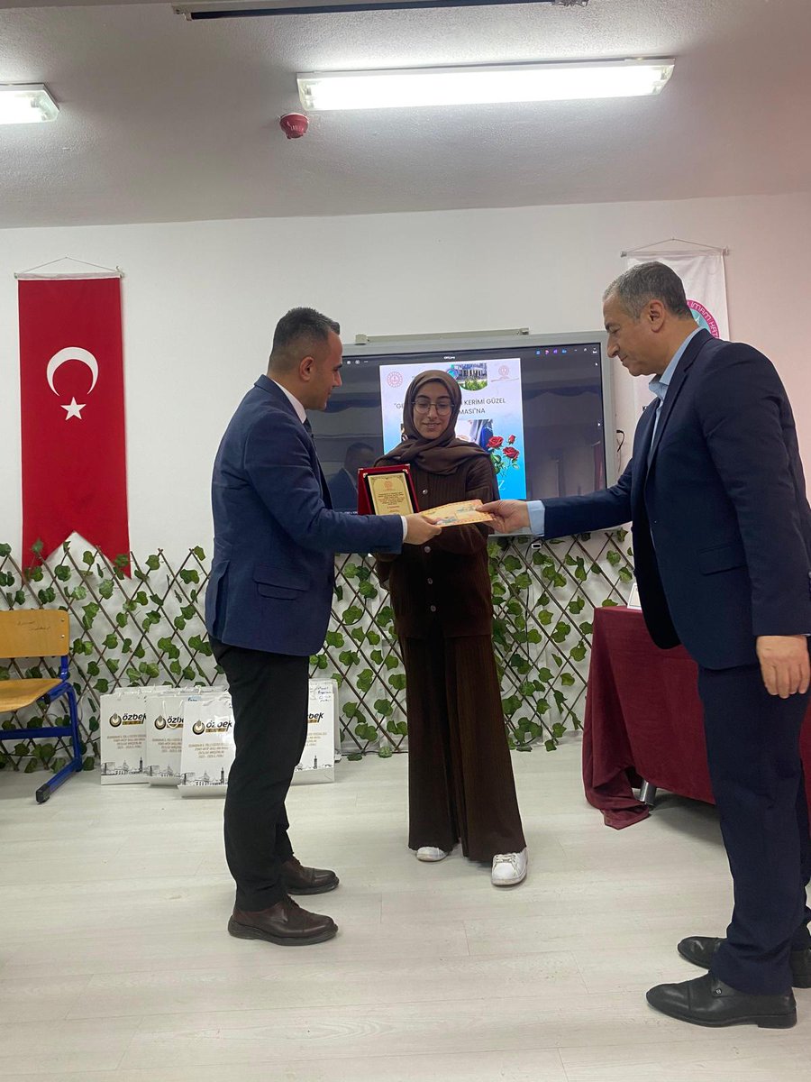 Genç Nida Kur’an-ı Kerim’i Güzel Okuma Yarışması Lise Kategorisinde öğrencimiz Mizgin Tarcan, danışman öğretmenimiz Emine Erdem rehberliğinde il üçüncüsü olmuştur. Emeği geçen hocamızı ve öğrencimizi tebrik ediyor, başarılarının devamını diliyoruz.