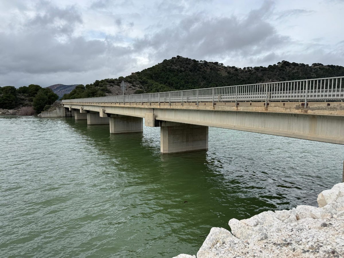 #Guadalteba (izquierda del puente) y #Guadalhorce (derecha del puente), ya es un solo embalse.

¡Se han vuelto a unir 13 años después!

📷 Daniel Gómez