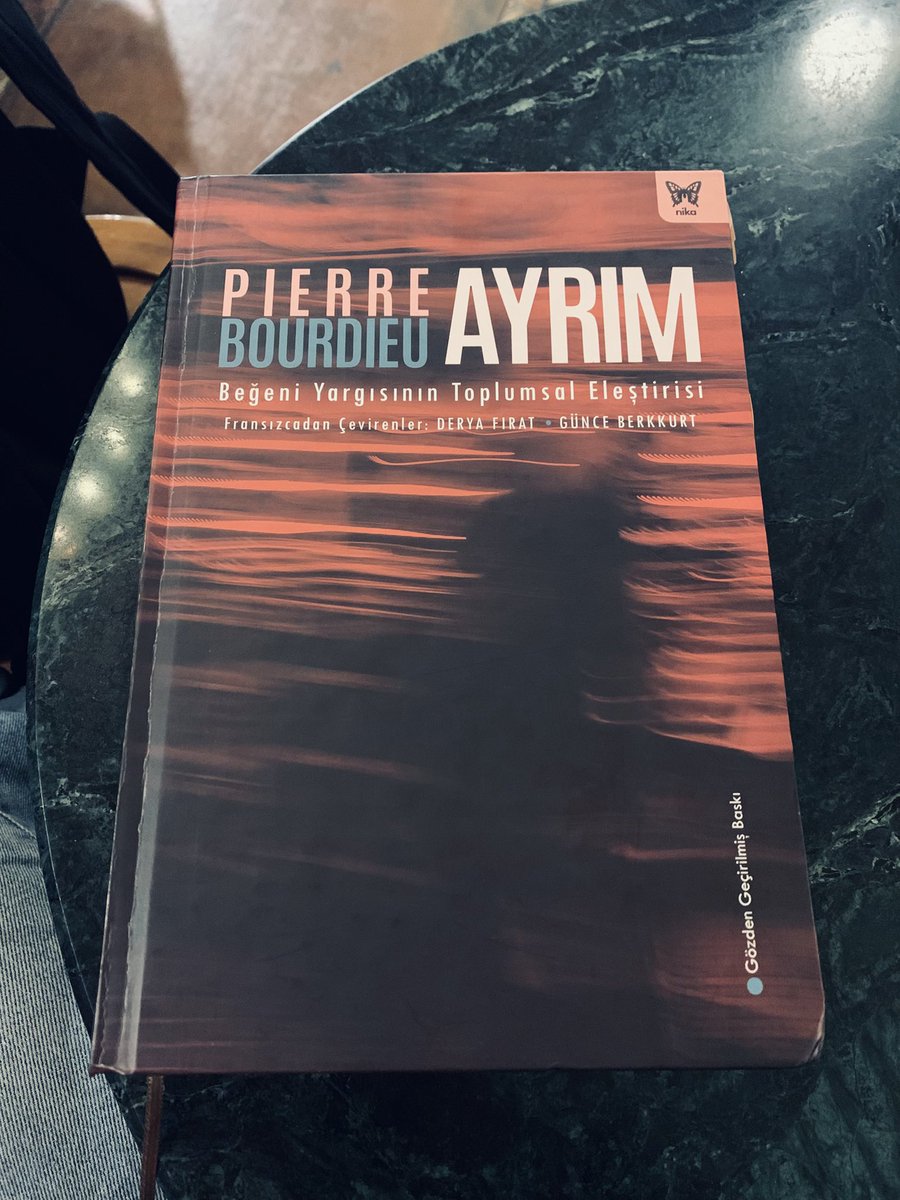 sedkaral's tweet image. Bugün oturup 6. bölümü (Kültürel İyi Niyet) tekrar ve biraz daha dikkatle okudum. Harikulade bir şey. Yer yer çok acımasız davranıyor Bourdieu. "Küçük burjuva, kültürün önünde saygıyla eğilir", "esasen yabancı olduğu kültürle boşun boşuna bütünleşmeye çalışır", "kendini hangi…