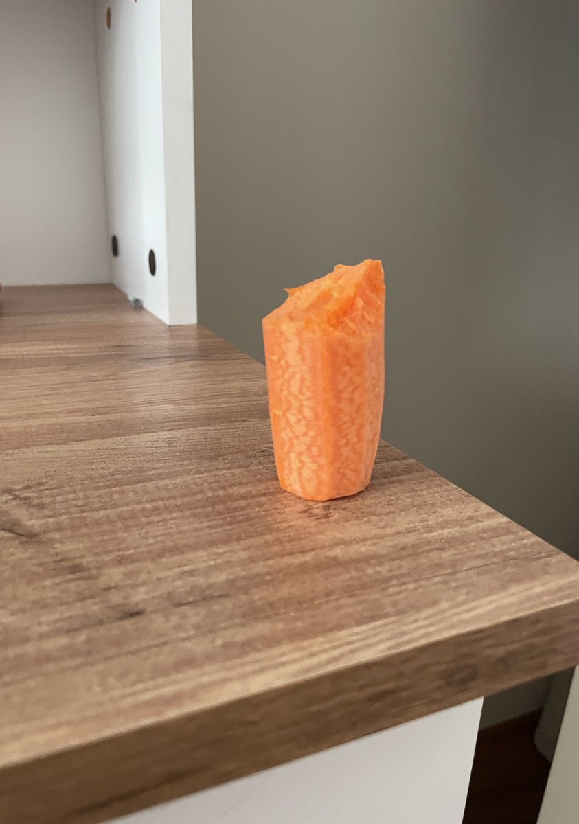 Havucu masaya park etmiş