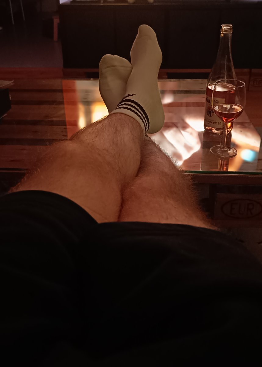xarokink's tweet photo. Zasłużony odpoczynek po intensywnym dniu. Pora się zrelaksować się i poczekać na porządny masaż stóp🦶 Zapraszam😈

#skiety #socks #domination #feetworshi̇p https://t.co/LGJw2wJzCu