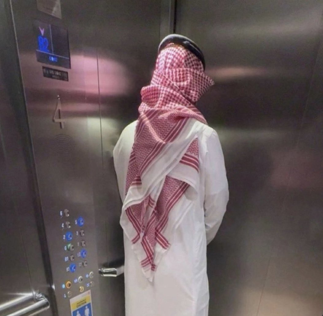 قابلت واحد فالمستشفى سوا نفس الحركه ذي عند الدرج و انا طالعه و هو نازل و لما طلعت فوق كمل هو طريقه و نزل. 
ما توقعت اشوف ناس حقيقي كذا قدامي بس ما شاء الله عالأدب