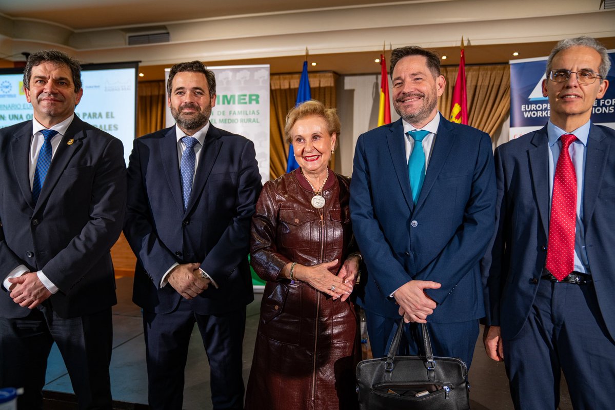 🌾💻🔵 La digitalización es una gran oportunidad para generar empleo, igualdad y futuro en el medio rural de Castilla-La Mancha.

Gracias a <a href="/QuintanillaCarm/">Carmen Quintanilla</a> por su trabajo constante al frente de <a href="/AFAMMERmujer/">Afammer</a> y por impulsar encuentros como este Seminario Europeo, que ponen en