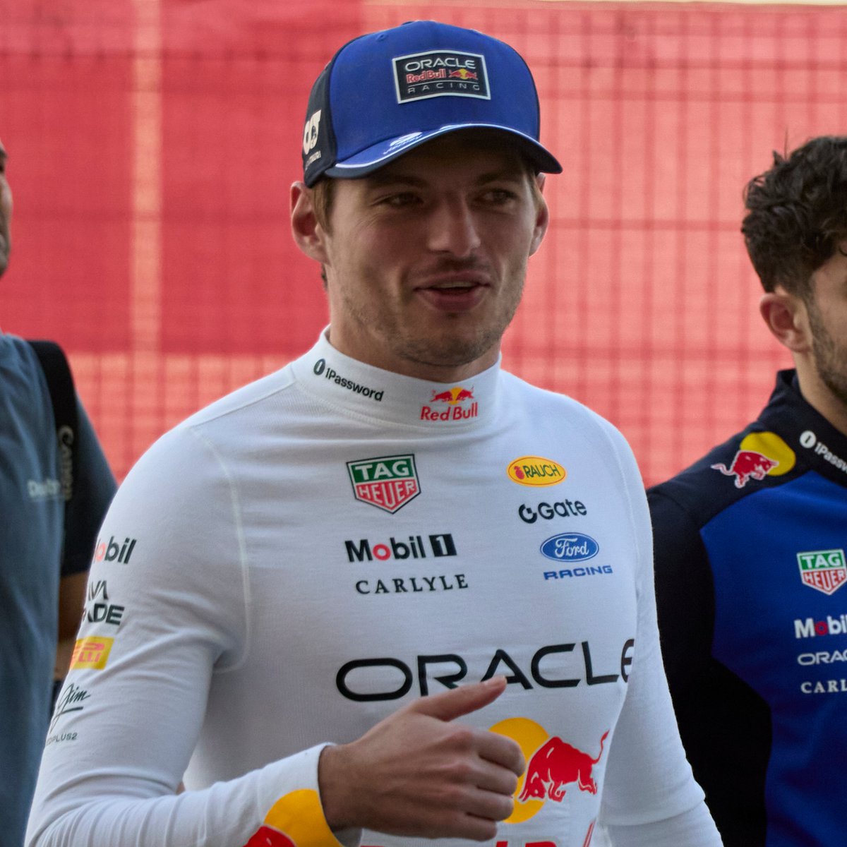 Los nuestros según lo previsto. <a href="/Carlossainz55/">Carlos Sainz</a> en pista con el nuevo <a href="/WilliamsF1/">Atlassian Williams F1 Team</a> , que dio bastantes vueltas (77) si lo comparamos con el <a href="/AstonMartinF1/">Aston Martin Aramco F1 Team</a> que se quedó en 36, pero de momento no está para tirar cohetes y <a href="/alo_oficial/">Fernando Alonso</a> esperando a que llegue mañana y ver que da de sí.