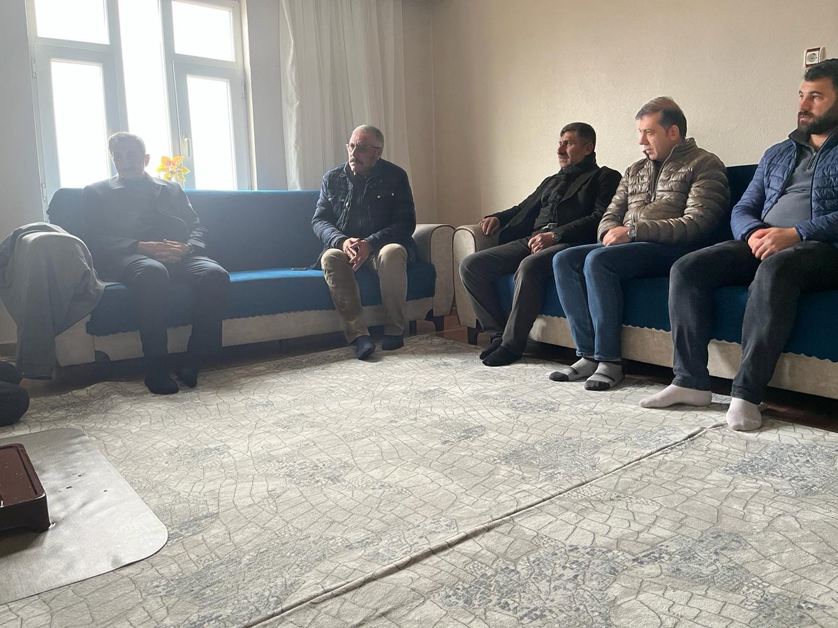 İlçe Başkanımız Sn. Veysel ÇELİK; 
Hane ziyaretinde bulunmaya devam ediyor.
Kıymetli hemşehrilerimizle bir araya gelip, istek, sorun ve sıkıntıları istişarede bulundu.
Samimi ilgi ve alakalarından dolayı kıymetli hemşehrilerimize teşekkür ederiz.