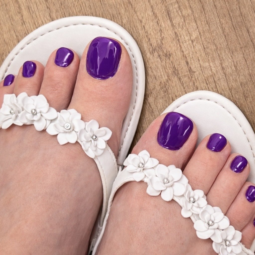 ToezRed's tweet image. #purpletoes #cutefeet #whitesandals #pedicure #footfetısh