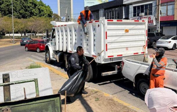 Tres personas fueron detenidas por policías de Guadalajara tras ser sorprendidas arrojando basura en los respiraderos de avenida López Mateos.

 Al negarse a recoger los desechos, fueron presentadas ante el Juez Cívico y tuvieron que hacer trabajo comunitario.