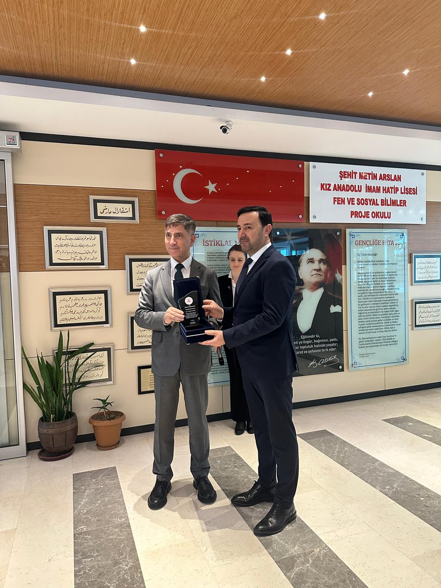 SehitKiz's tweet photo. OKULUMUZDA 4 YENİ BÖLÜMÜN AÇILIŞI YAPILDI 

Dil becerilerini güçlendirecek DilHâne, değer ve düşünce eksenli çalışmaların yürütüleceği Hikmet Atölyesi ve akademik başarıyı artırmayı hedefleyen Soru Çözüm Merkezlerinin açılışını yoğun bir katılımla gerçekleştirdik. https://t.co/4eEBS5fyJV