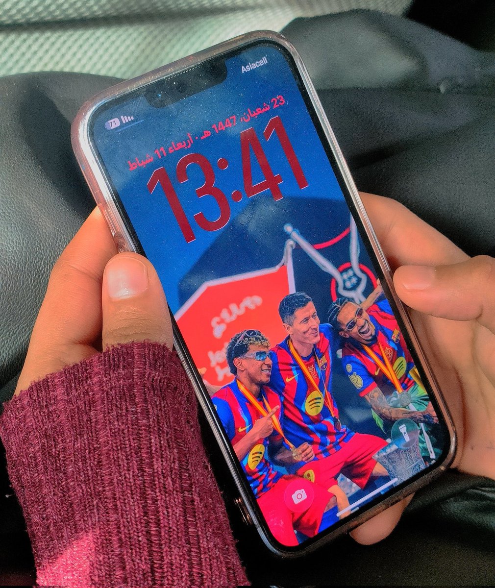 I sat next to a girl with LRL as her wallpaper on my way home from uni and we ended up yapping about Barça the entire time ✋🙂‍↕️ #girlhood