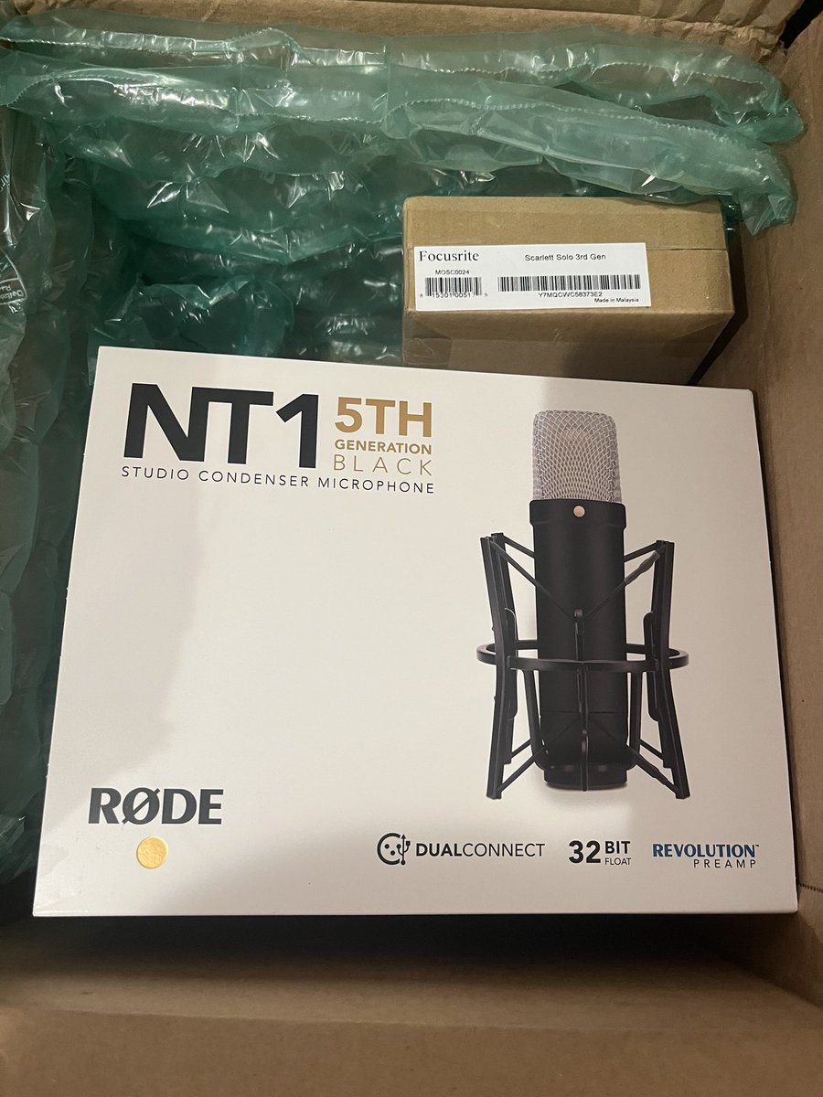 She’s beautiful! The NT1!

#VoiceActor #VoiceOver #VoiceActing #VODemo #StudioUpgrade #HomeStudio #ContentCreator #NewGear #AudioUpgrade #XLR