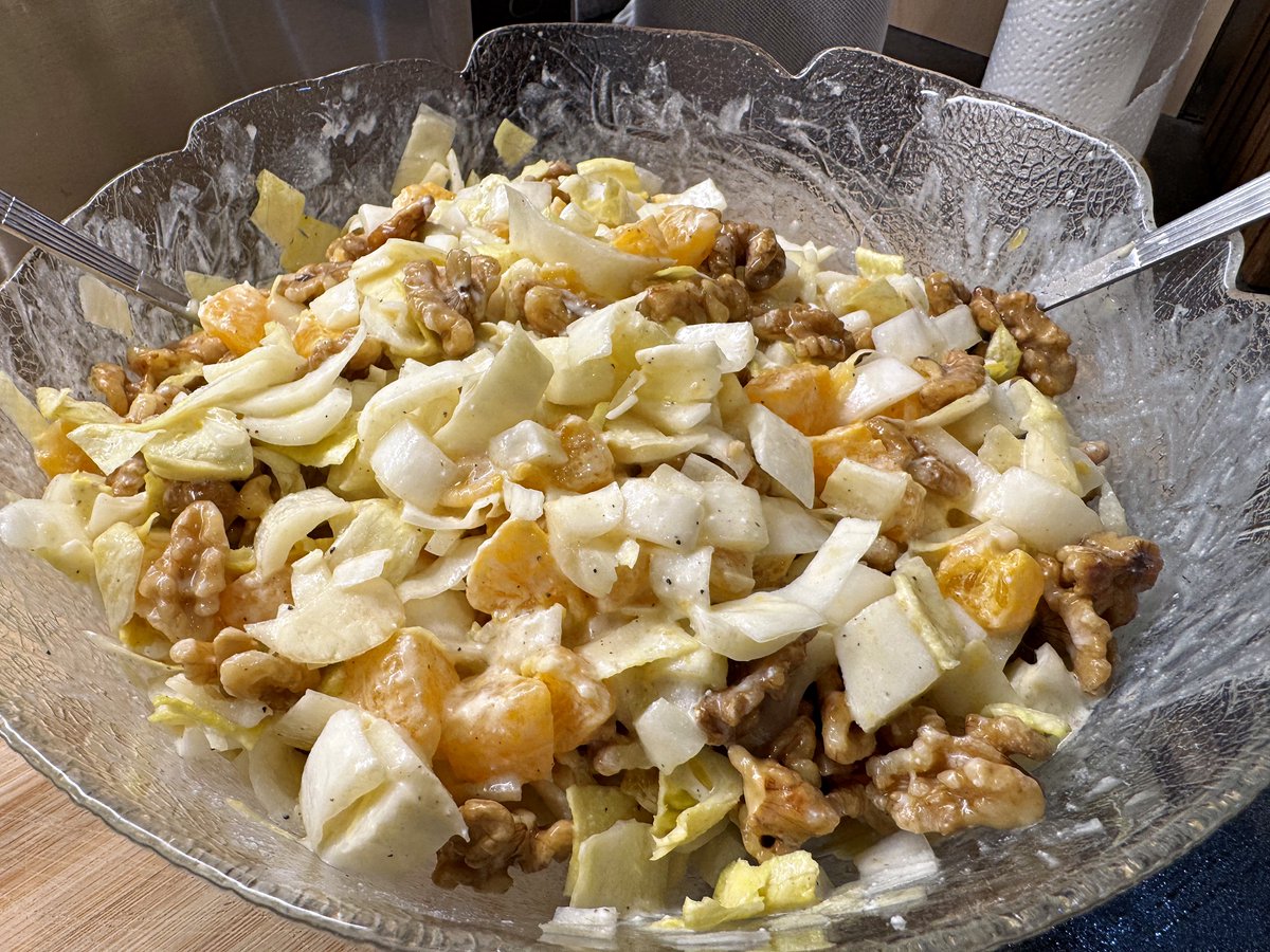 Andreas_SQL's tweet image. Na, schon gefragt ob er noch kocht?
Tut er. War gerade anderweitig arg eingespannt.

Chicoree, Mandarine, Walnuss, Ziegenfrischäse. Klingt wild, ist wild und räumt ab!
#erkochtschonwieder