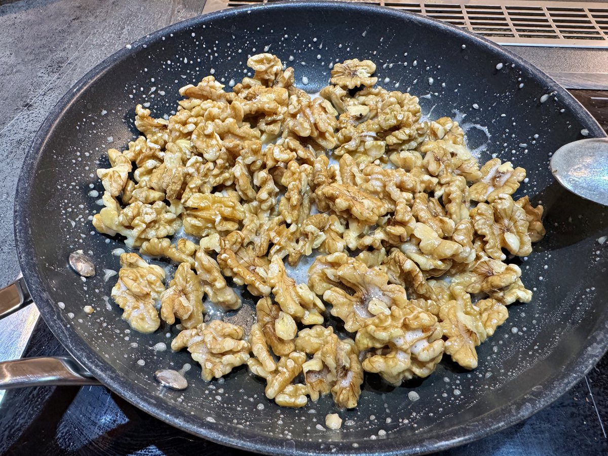 Andreas_SQL's tweet image. Na, schon gefragt ob er noch kocht?
Tut er. War gerade anderweitig arg eingespannt.

Chicoree, Mandarine, Walnuss, Ziegenfrischäse. Klingt wild, ist wild und räumt ab!
#erkochtschonwieder