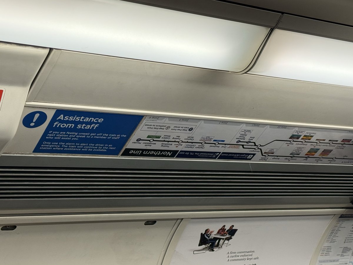 elampumpkin's tweet photo. @TfL northern line carriage 52555 towards golders green has an upside down signage! https://t.co/xoroclPvDo