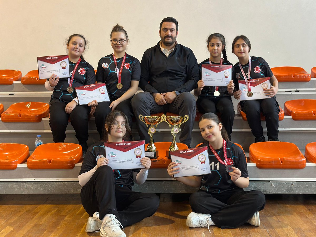 SehitKiz's tweet photo. 🥌🏆 FLOOR CURLING’DE ÇİFTE İL BİRİNCİLİĞİ! 🏆🥌

Okulumuz ortaokul öğrencileri, Floor Curling branşında Küçükler ve Yıldızlar kategorilerinin her ikisinde de Tekirdağ İl Birincisi olarak büyük bir başarıya imza atmıştır. https://t.co/lvenKLWrrX