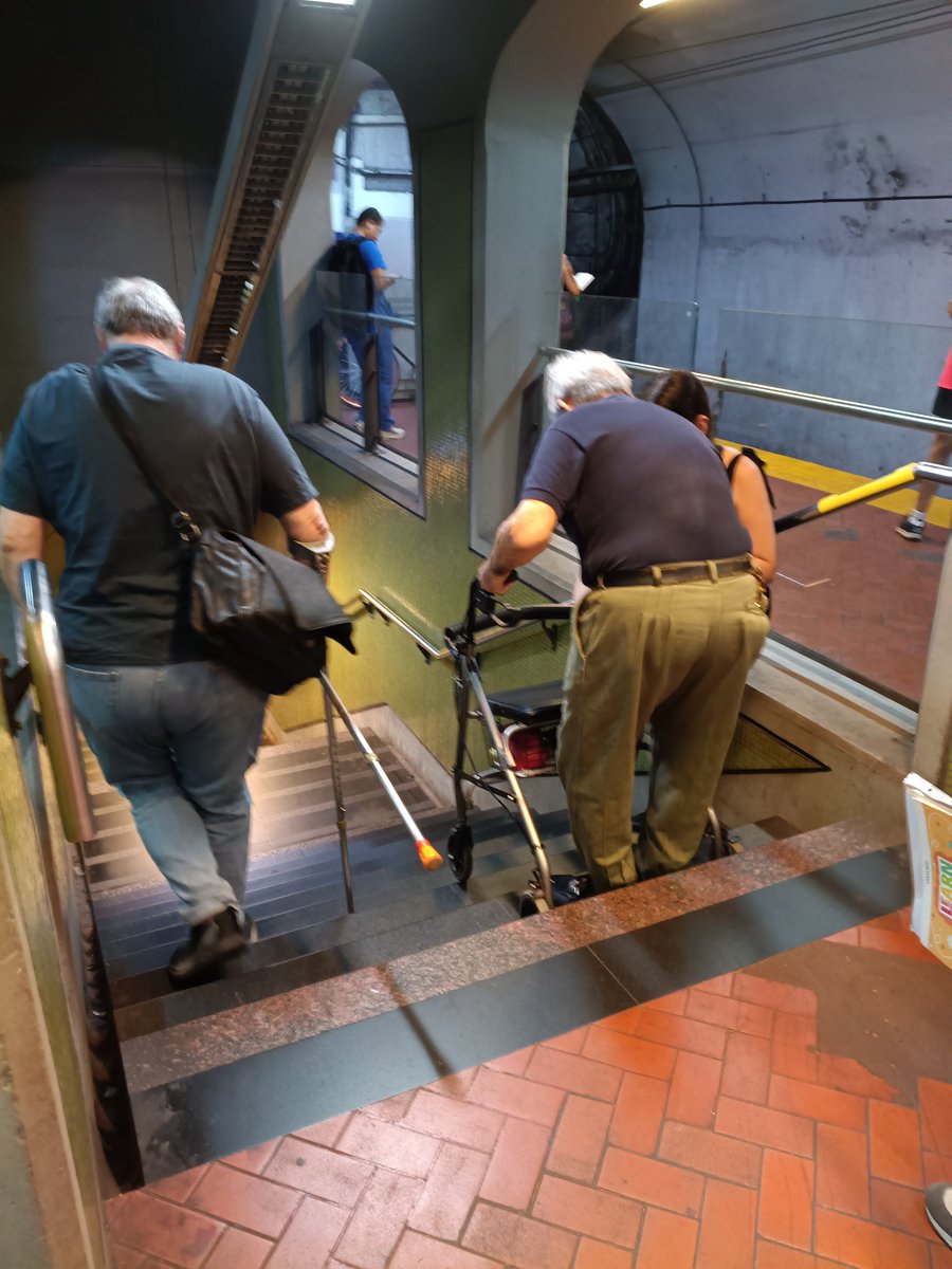 Línea D Estación Pueyrredón 
Sabían que si querés hacer la combinación con la línea H no hay ni ascensor ni escalera mecánica en funcionamiento? Así se viaja en el subte de <a href="/jorgemacri/">Jorge Macri</a> <a href="/claramuzzio/">Clara Muzzio</a>
<a href="/pberecia/">Pablo Bereciartua</a> 
<a href="/gcba/">Buenos Aires Ciudad</a>
<a href="/basubte/">BA Subte</a>
<a href="/BAInfraest/">BA Infraestructura</a>
<a href="/Emova_arg/">Emova - Concesionario del Subte de Buenos Aires</a>
<a href="/DefensoriaCABA/">Defensoría del Pueblo CABA</a>