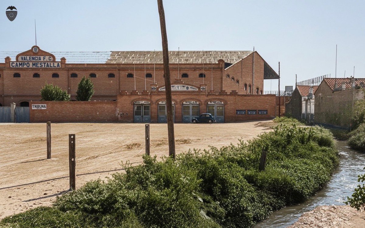 Fotografía restaurada y coloreada de la fachada del Camp de Mestalla junto a la acequia que le dio nombre a finales de la década de los años 20.