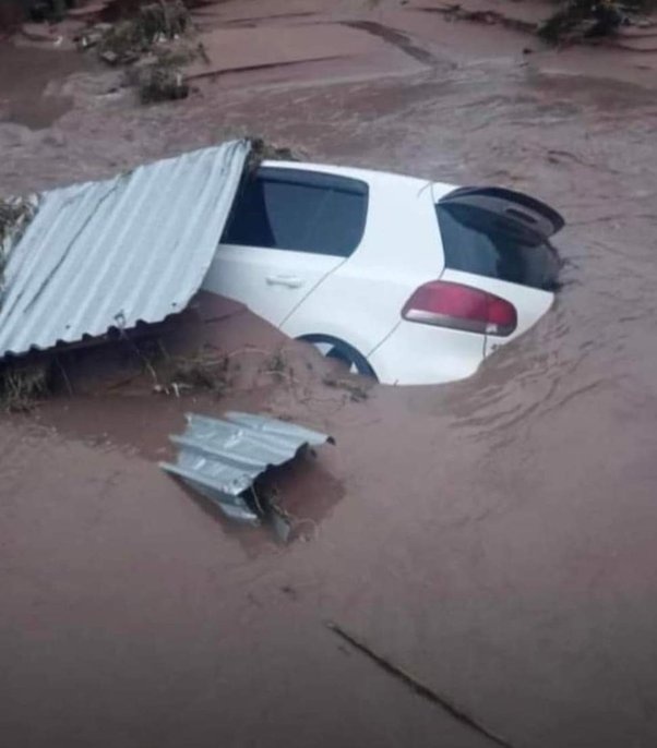 Many people drowned simply because they didn't know this:

If you find yourself underwater inside a car, don't panic.

1. Don't waste your energy trying to open the door.

2. Do not open the window ❌.

Here's what you should do 👇🧵