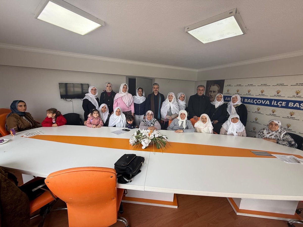 Bir zamanlar inancı nedeniyle kapılardan çevrilen, emeği görmezden gelinen, tercihi yüzünden ötekileştirilen kadınlarımız vardı.

Bu milletin asırlık kültürünü, alın terini ve vakarını temsil eden kıyafetleri küçümseyen, halkın değerleriyle mesafeli duran anlayışı da çok iyi