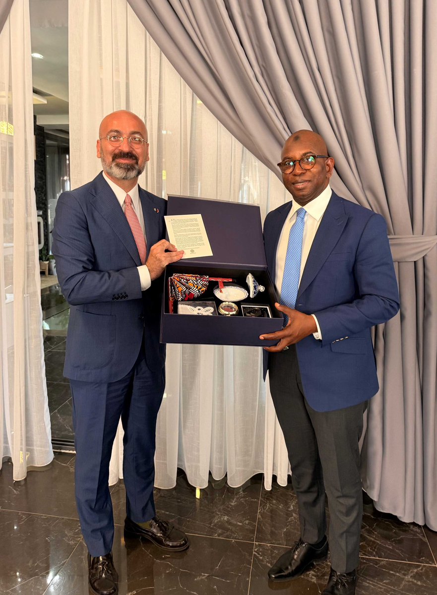 Vakıf Başkanımız <a href="/Mahmut_M_Ozdil/">Mahmut M. Özdil</a>, Senegal ziyaretleri kapsamında T.C. Dakar Büyükelçimiz <a href="/NurSagman/">Nur Sagman</a>’ı ziyaret etti. 

Başkanımız Büyükelçimizin eşliğinde Senegal Millî Eğitim Bakanı <a href="/M_M_Guirassy/">Moustapha Mamba Guirassy</a> ile Dakar’da resmî bir görüşme gerçekleştirdi.

Görüşmede Vakfımızın Senegal’de