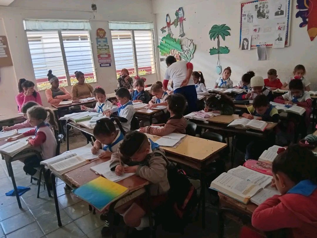 DaymiZamora's tweet photo. Mientras muchos hablan de apagones, ellos hablan de esperanza. En cada rincón de Cuba, cuando la luz se va, hay un educador que enciende una vela, improvisa un pizarrón o convierte su portal en un aula.#CubaVencerá 
#CiegodeAvila 
#1roDeEneroDeVictorias @JHGcasanova https://t.co/NCZK9f5ecZ