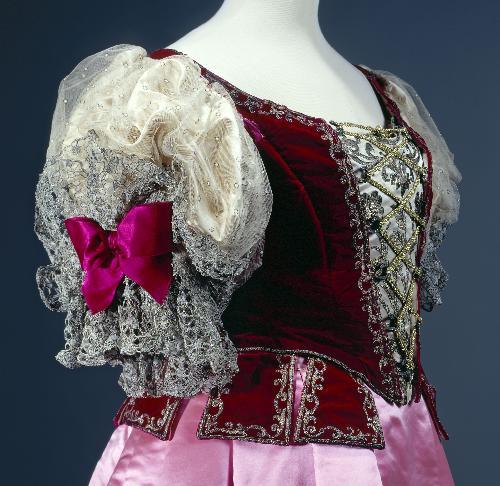 Court dress by House of Worth, 1890. Musee Galliera.
