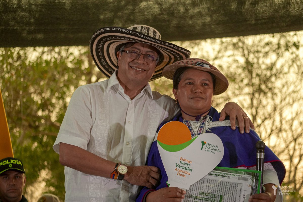 Meridiano90 🧭 | El presidente Gustavo Petro encabezará hoy en Chaparral, Tolima, la entrega de 82 mil hectáreas de tierra a 4.930 familias campesinas. Entre los predios se destaca la Zona de