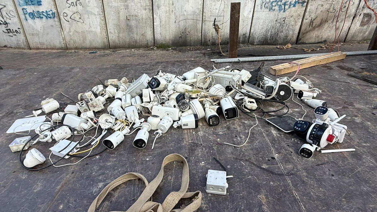 TOliveFern's tweet image. In a record time, Israeli police has responded to the viral recording of Israelis spitting on a Jerusalem church:

They’ve started destroying hundreds of home security cameras in occupied Jerusalem neighbourhoods.