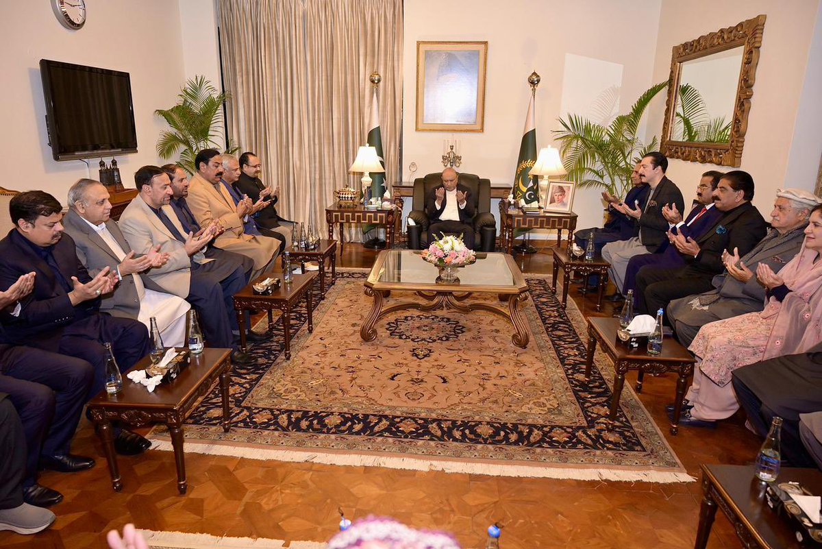 صدرِ مملکت آصف علی زرداری سے آزاد جموں و کشمیر کے وزیرِ اعظم راجہ فیصل ممتاز راٹھور سمیت پارلیمانی وفد کی ملاقات۔ 

وفد میں سابق وزیرِ اعظم سردار تنویر الیاس بھی موجود تھے۔

وفد نے  آزاد جموں و کشمیر کی مجموعی صورتحال سے صدرِ پاکستان کو آگاہ کیا۔ 

وفد نے صدر زرداری سے پارٹی