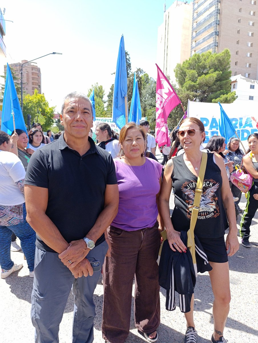Rechazamos la reforma laboral por ser más precarización para las y los trabajadores. Por beneficiar únicamente a las grandes empresas.
Repudiamos a las y los legisladores que hacen leyes de espaldas al pueblo.