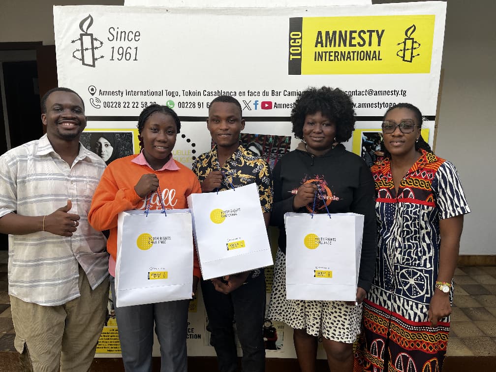 AmnestyTogo's tweet photo. 🟡𝐑𝐄𝐓𝐎𝐔𝐑 𝐄𝐍 𝐈𝐌𝐀𝐆𝐄𝐒 𝐒𝐔𝐑 𝐋𝐀 𝐑𝐄𝐌𝐈𝐒𝐄 𝐃𝐄𝐒 𝐏𝐑𝐈𝐗 𝐃𝐔 𝐃𝐄𝐔𝐗𝐈𝐄𝐌𝐄 𝐍𝐔𝐌𝐄́𝐑𝐎 𝐃𝐔 𝐘𝐎𝐔𝐓𝐇 𝐑𝐈𝐆𝐇𝐓𝐒 𝐂𝐇𝐀𝐋𝐋𝐄𝐍𝐆𝐄 🎉

Ces moments forts symbolisent bien plus qu’une récompense. Ils traduisent l’engagement et la volonté des jeunes qui choisissent de s’informer, de s’exprimer et de défendre les droits humains.

👏 Félicitations à nos champions pour leur participation active, la pertinence de leurs réponses et leur mobilisation exemplaire sur les réseaux sociaux.
🙏 Merci à toutes et à tous pour l’enthousiasme autour de cette première édition.

📅 Rendez-vous pour un nouveau numéro du Youth Rights Challenge.
#StandUp4HumanRights #YouthRightsChallenge #HRE #EDH #PIDESC #AmnestyTogo #AmnestyInternational  #Togo