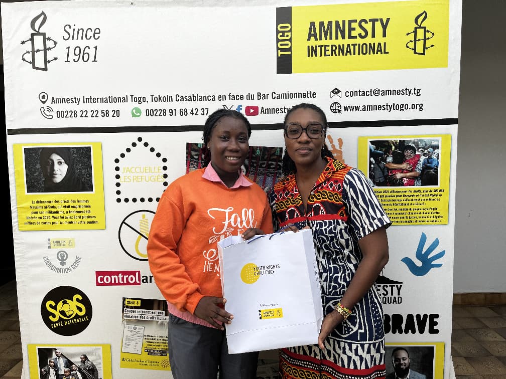AmnestyTogo's tweet photo. 🟡𝐑𝐄𝐓𝐎𝐔𝐑 𝐄𝐍 𝐈𝐌𝐀𝐆𝐄𝐒 𝐒𝐔𝐑 𝐋𝐀 𝐑𝐄𝐌𝐈𝐒𝐄 𝐃𝐄𝐒 𝐏𝐑𝐈𝐗 𝐃𝐔 𝐃𝐄𝐔𝐗𝐈𝐄𝐌𝐄 𝐍𝐔𝐌𝐄́𝐑𝐎 𝐃𝐔 𝐘𝐎𝐔𝐓𝐇 𝐑𝐈𝐆𝐇𝐓𝐒 𝐂𝐇𝐀𝐋𝐋𝐄𝐍𝐆𝐄 🎉

Ces moments forts symbolisent bien plus qu’une récompense. Ils traduisent l’engagement et la volonté des jeunes qui choisissent de s’informer, de s’exprimer et de défendre les droits humains.

👏 Félicitations à nos champions pour leur participation active, la pertinence de leurs réponses et leur mobilisation exemplaire sur les réseaux sociaux.
🙏 Merci à toutes et à tous pour l’enthousiasme autour de cette première édition.

📅 Rendez-vous pour un nouveau numéro du Youth Rights Challenge.
#StandUp4HumanRights #YouthRightsChallenge #HRE #EDH #PIDESC #AmnestyTogo #AmnestyInternational  #Togo