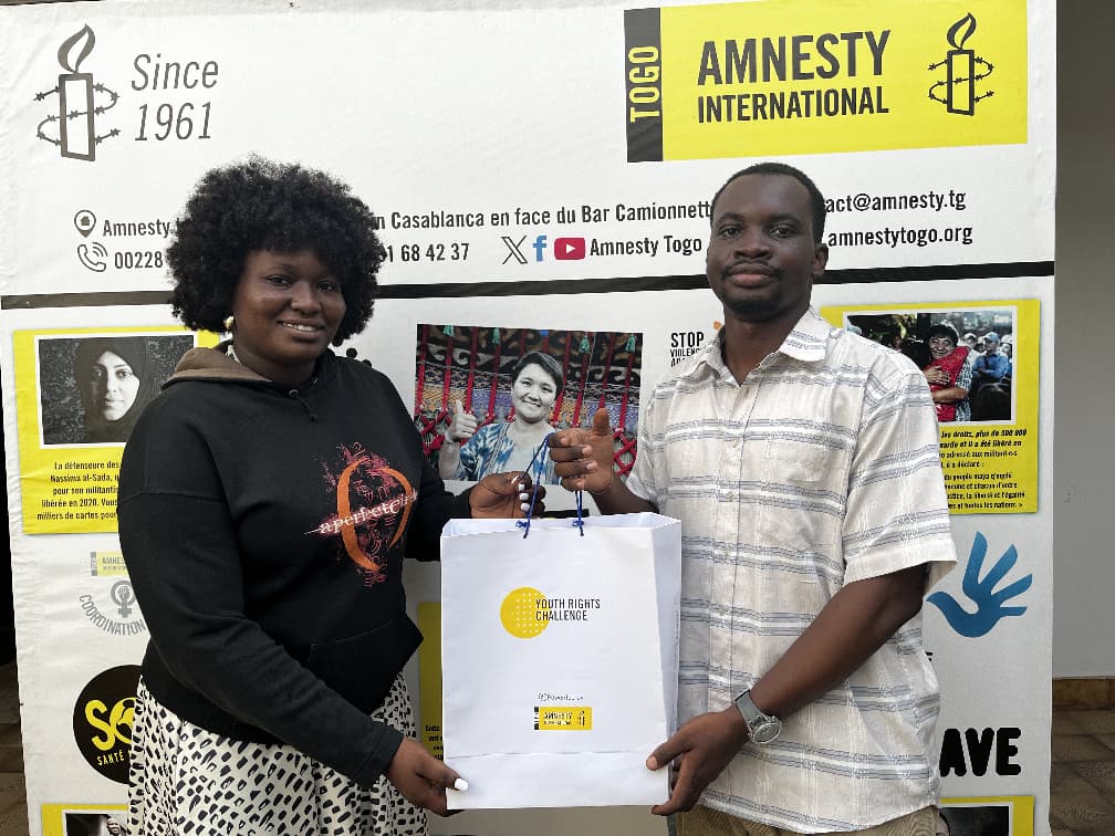 AmnestyTogo's tweet photo. 🟡𝐑𝐄𝐓𝐎𝐔𝐑 𝐄𝐍 𝐈𝐌𝐀𝐆𝐄𝐒 𝐒𝐔𝐑 𝐋𝐀 𝐑𝐄𝐌𝐈𝐒𝐄 𝐃𝐄𝐒 𝐏𝐑𝐈𝐗 𝐃𝐔 𝐃𝐄𝐔𝐗𝐈𝐄𝐌𝐄 𝐍𝐔𝐌𝐄́𝐑𝐎 𝐃𝐔 𝐘𝐎𝐔𝐓𝐇 𝐑𝐈𝐆𝐇𝐓𝐒 𝐂𝐇𝐀𝐋𝐋𝐄𝐍𝐆𝐄 🎉

Ces moments forts symbolisent bien plus qu’une récompense. Ils traduisent l’engagement et la volonté des jeunes qui choisissent de s’informer, de s’exprimer et de défendre les droits humains.

👏 Félicitations à nos champions pour leur participation active, la pertinence de leurs réponses et leur mobilisation exemplaire sur les réseaux sociaux.
🙏 Merci à toutes et à tous pour l’enthousiasme autour de cette première édition.

📅 Rendez-vous pour un nouveau numéro du Youth Rights Challenge.
#StandUp4HumanRights #YouthRightsChallenge #HRE #EDH #PIDESC #AmnestyTogo #AmnestyInternational  #Togo