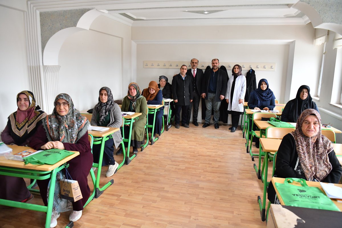 Okuma Yazma Kursiyerleri Belgelerini Aldı malatyahamle.com/d/16094/okuma-… #Malatya Hamle Haber Sitesi. <a href="/ilhangecit44/">Prof. Dr. İlhan Geçit</a> <a href="/yesilyurtbeltr/">Yeşilyurt Belediyesi</a>