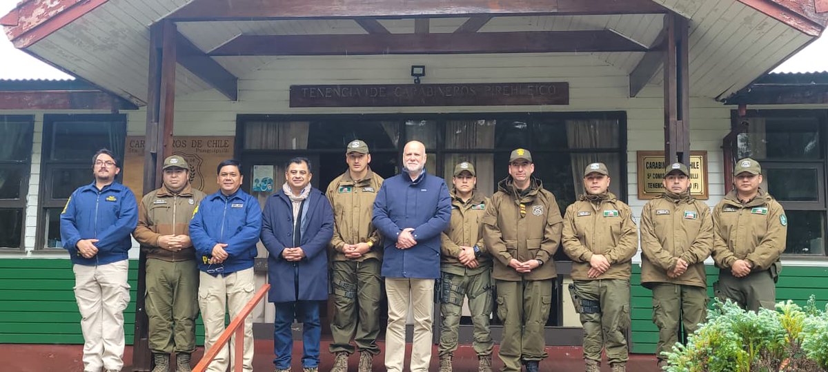 CarabLosRios's tweet photo. En #Pirehueico, Jefe @CarabLosRios, Gral Carlos Contreras, participa de visita que realiza Ministro del Interior Álvaro Elizalde, al Complejo Fronterizo #HuaHum y a la Tenencia (f) de esa localidad cordillerana.
#CarabinerosdeTodos https://t.co/1Dejdl2jzt