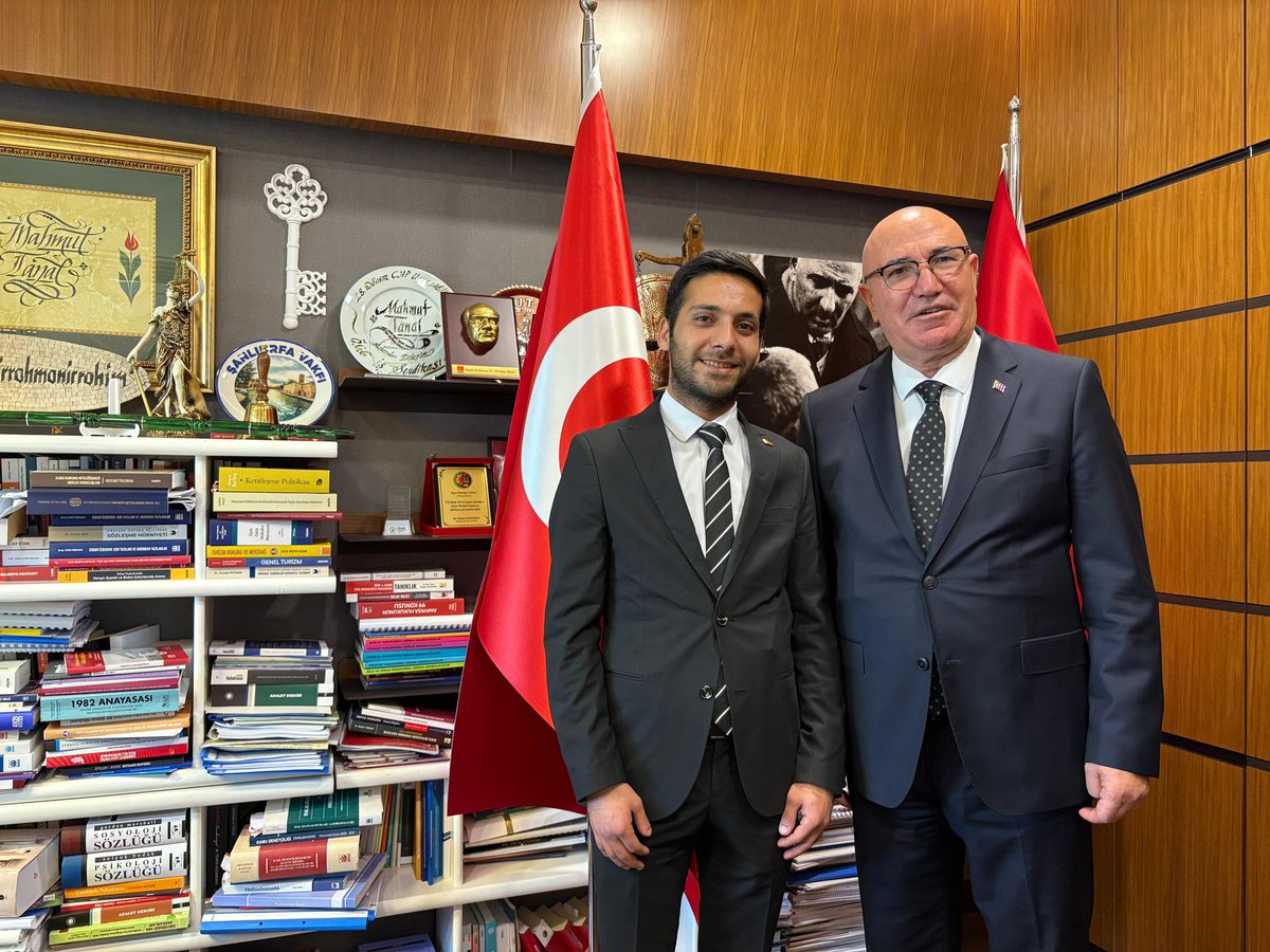 bedran_ozel's tweet photo. Hırsızın karşısında dimdik duran vekil gibi vekil.
Helal olsun sana vekilim!
@MTanal https://t.co/r0RBCOzYsn