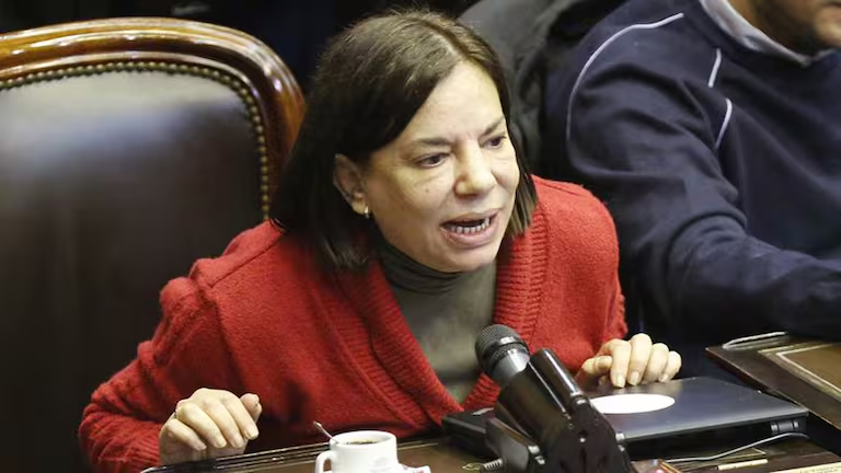 CN24NOTICIAS's tweet photo. #Sociedad | Murió #SandraMendoza este miércoles tras estar internada en terapia intensiva en una clínica privada en la Ciudad de Buenos Aires. Se trata de una histórica ex diputada y dirigente del PJ chaqueño y que era esposa del ex gobernador de la provincia, Jorge Capitanich. https://t.co/WurZJwB8r6